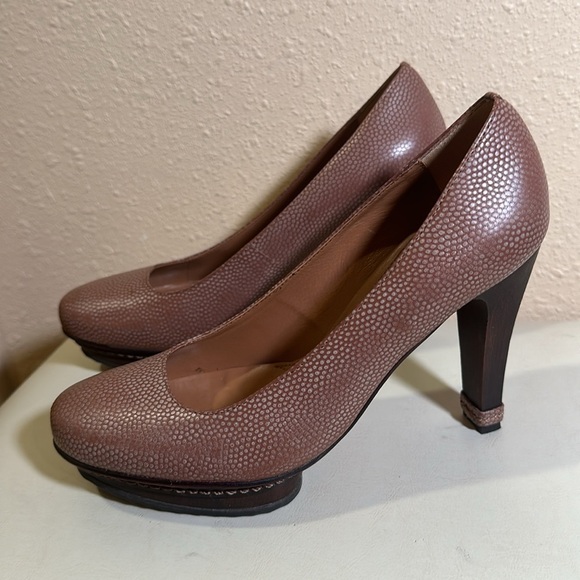Max Azria platform pumps size 36 1/2. US 5.5 - Picture 2 of 11